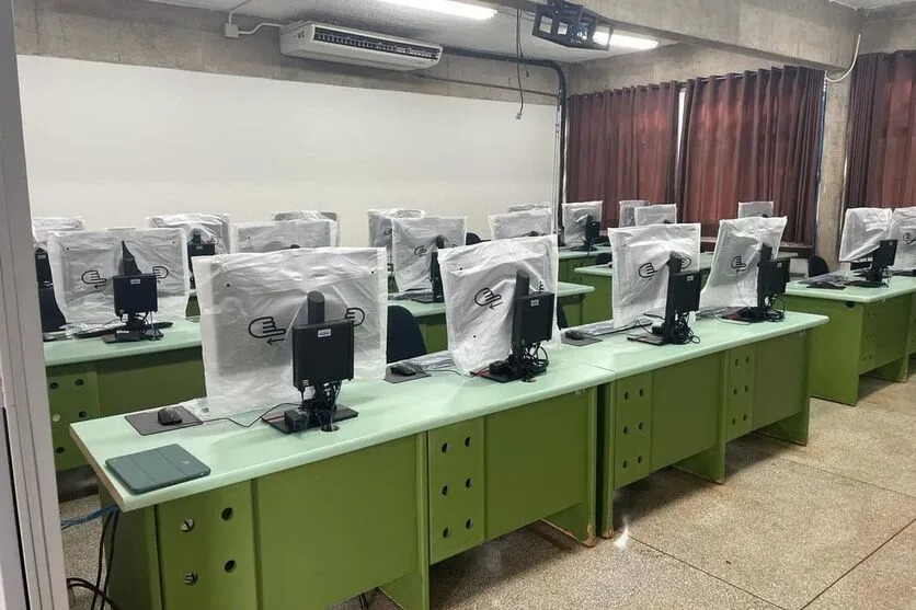 UEL recebe computadores do Estado e renova laboratórios de informática